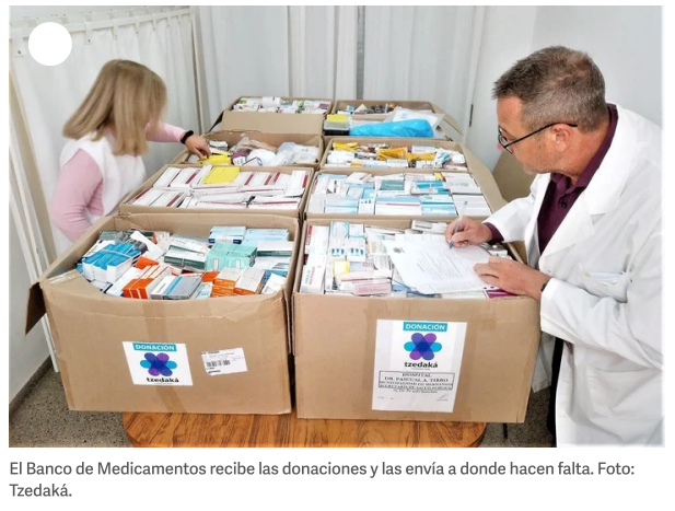 medicos recibiendo donacion de medicamentos